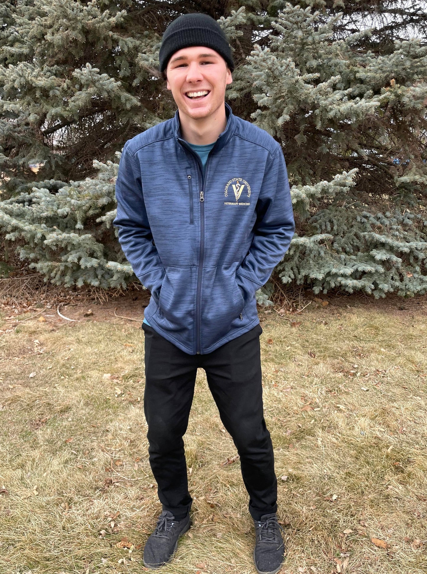 Model is wearing a Large Unisex Tech Fleece in Navy